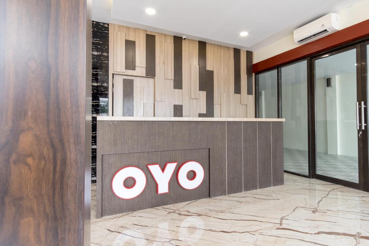 Oyo 727 Merlion Hotel Medan Exterior foto
